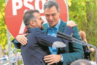 Luis Tudanca se abraza a Pedro Sánchez
