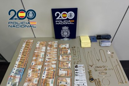 Material y dinero intervenido en la operación policial
REMITIDA / HANDOUT por JEFATURA
Fotografía remitida a medios de comunicación exclusivamente para ilustrar la noticia a la que hace referencia la imagen, y citando la procedencia de la imagen en la firma
08/1/2025