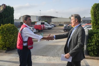 El presidente de la Generalitat Valenciana, Carlos Mazón (i) y el presidente del Partido Popular, Alberto Núñez Feijóo (d), visitan el Centro de Coordinación de Emergencias de la Comunitat Valenciana, junto al , a 31 de octubre de 2024