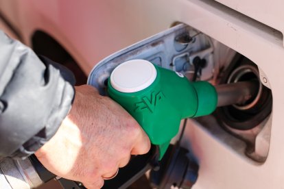 (Foto de ARCHIVO)
Una persona reposta en una gasolinera.
Europa Press / Europa Press 
26/12/2024
