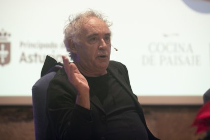 Ferrán Adriá en un encuentro con los españoles más influyentes de la historia.
En Oviedo (Asturias), a 4/12/2024 (© Jorge Peteiro / Europa Press)