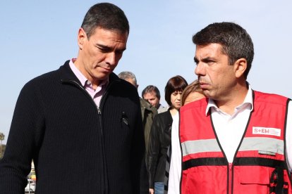 Pedro Sánchez y Carlos Mazón en la única visita del presidente tras la dana en Valencia