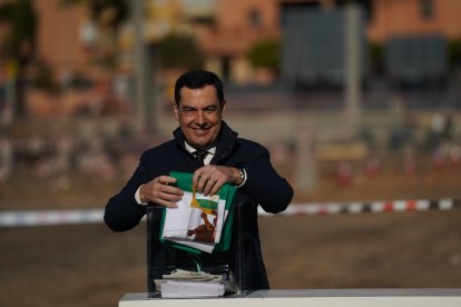 El presidente de la Junta de Andalucía, Juanma Moreno, en el acto de puesta de la primera piedra de las obras de un instituto en Almería.