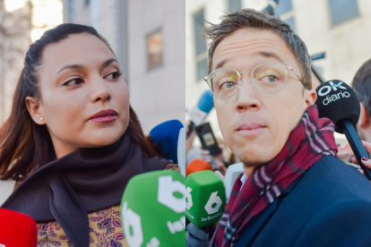 Elisa Mouliáa e Íñigo Errejón atienden a los medios de comunicación tras sus declaraciones.