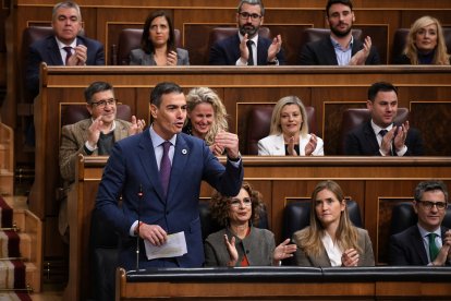 Pedro Sánchez recibe los aplausos de su bancada en el Congreso.