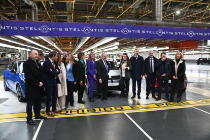 Visita de Jorge Azcón y los ministros Jordi Hereu y Pilar Alegría a la gigafactoría de Figueruelas, Zaragoza.