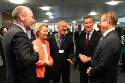 Alberto Núñez Feijóo, participa en una reunión del PPE en Berlín. Le acompañan, entre otros, la presidenta de la Comisión Europea, Ursula von der Leyen, y el presidente del PPE, Manfred Weber.
REMITIDA / HANDOUT por TAREK/PP
Fotografía remitida a medios de comunicación exclusivamente para ilustrar la noticia a la que hace referencia la imagen, y citando la procedencia de la imagen en la firma
17/1/2025