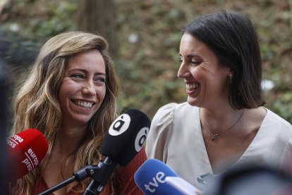 ROBER SOLSONA…20240427….VALENCA….La secretaria Política de Podemos y candidata a las elecciones europeas, Irene Montero, y María Teresa Pérez, coordinadora General de Podem País Valencià y portavoz adjunta de Podemos.
