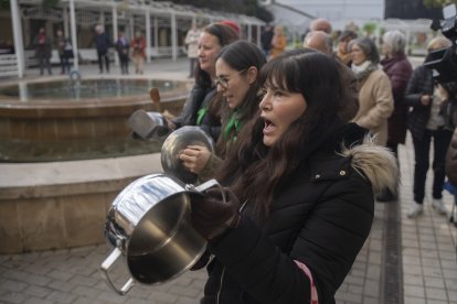 Manifestantes durante una cacerolada frente al Ayuntamiento de Benetússer.