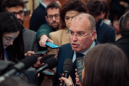 El portavoz del PP en el Congreso, Miguel Tellado, atiende a los medios antes de una sesión plenaria extraordinaria, en el Congreso de los Diputados, a 22 de enero de 2025, en Madrid (España). El Congreso celebra el primer pleno del año, de manera extraordinaria, para aprobar el suplicatorio que permitirá al Tribunal Supremo imputar al exministro Ábalos. Además el Congreso votará la convalidación de tres decretos: la nueva extensión del decreto anticrisis, que incluye descuentos en el  transporte público o la prohibición de cortar los suministros básicos; la nueva reforma de las pensiones para incentivar la extensión de la vida laboral; y la prórroga durante un año del gravamen a los beneficios extraordinarios de las empresas energéticas.

Gabriel Luengas / Europa Press
22 ENERO 2025;ÁBALOS;PLENO;VOTACIÓN;CONGRESO;SUPREMO;IMPUTAR
22/1/2025