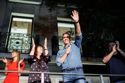 El presidente del Gobierno de España y secretario general del PSOE, Pedro Sánchez, celebra en las puertas de Ferraz.