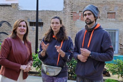 María José Catalá con los artistas urbanos Anna Conda y Sergio Pujalte