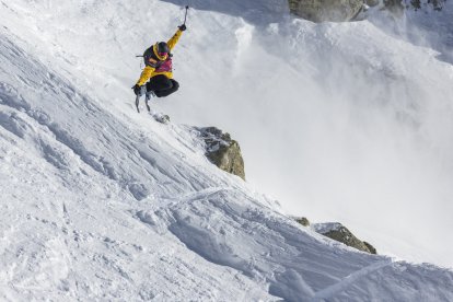 Esquiador bajando en el Free Ride World Tour de BAqueira