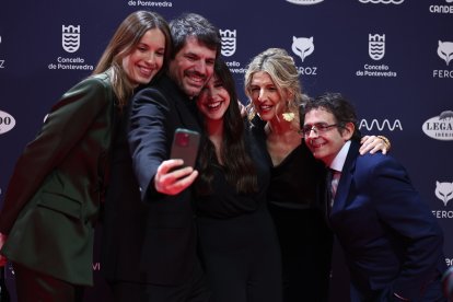 El ministro de Cultura, Ernest Urtasun, y la vicepresidenta segunda Yolanda Díaz, posan en la alfombra roja de los Premios Feroz 2025