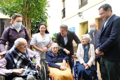 Alberto Núñez Feijóo y Juanma Moreno en una residencia de mayores de Córdoba este lunes.