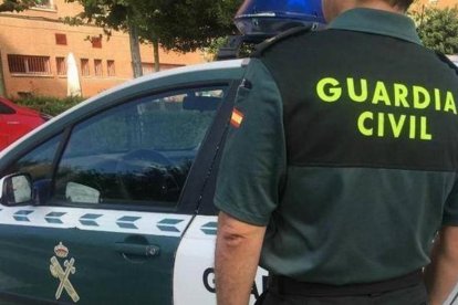 Imagen de archivo de un agente de la Guardia Civil ante un coche patrulla.

REMITIDA / HANDOUT por GUARDIA CIVIL
Fotografía remitida a medios de comunicación exclusivamente para ilustrar la noticia a la que hace referencia la imagen, y citando la procedencia de la imagen en la firma
10/12/2024
