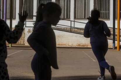 Varios niños vuelven a las clases en el día 13 tras el paso de la DANA por Valencia