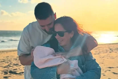 David Rodríguez y Anabel Pantoja con su pequeña Alma.