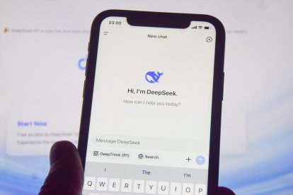 27 January 2025, United Kingdom, London: In this photo illustration, the DeepSeek app is seen on a phone screen with the DeepSeek website in the background. Major US technology firms have seen their shares fall as Chinese developers launch the low-cost DeepSeek Artificial Intelligence (AI) chatbot. The app has overtaken its US rivals. Photo: Vuk Valcic/SOPA Images via ZUMA Press Wire/dpa

Vuk Valcic/SOPA Images via ZUMA / DPA
27/1/2025 ONLY FOR USE IN SPAIN