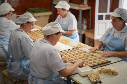 Trabajadoras en una fábrica de mantecados de Sevilla.