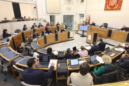 Pleno de aprobación de presupuestos de 2025 en la Diputación de Alicante