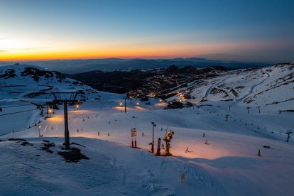 Sierra Nevada arranca su oferta de esquí nocturno.