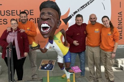 Ninot de Vinicius para la Exposición del Ninot de 2025