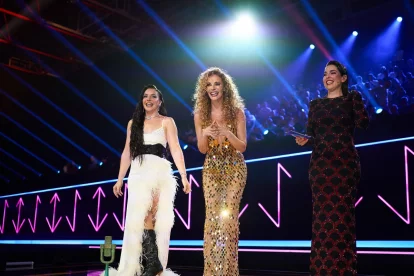 Inés Hernand junto a Paula Vázquez y Ruth Lorenzo en el Benidorm Fest.