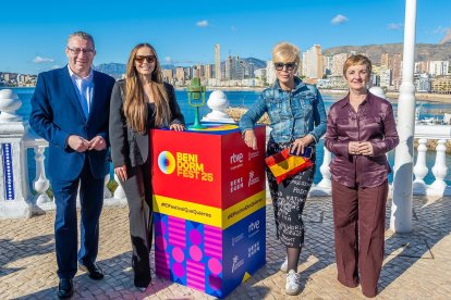Mirian Cano, consellera de Turismo, junto a Melody, ganadora del festival