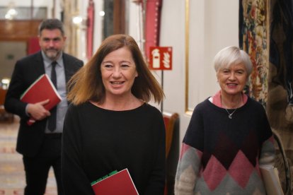 La presidenta del Congreso, Francina Armengol (i) y la secretaria segunda de la Mesa del Congreso, Isaura Leal (d), a su llegada a una reunión de la Mesa del Congreso de los Diputados, a 4 de febrero de 2025, en Madrid (España). La Mesa del Congreso tiene previsto tramitar este martes, 4 de febrero, la proposición no de ley en la que Junts sugiere al presidente del Gobierno que se someta a una cuestión de confianza a cambio de que Junts apoye la convalidación del nuevo decreto ‘ómnibus’ que incluye la subida de las pensiones, las ayudas al transporte, y a los afectados por la DANA, además y otras medidas del llamado escudo social.

Fernando Sánchez / Europa Press
04 FEBRERO 2025;MESA;CONGRESO;DIPUTADOS
04/2/2025
