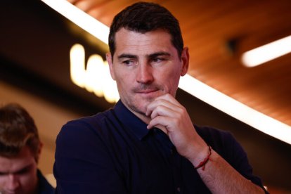 Iker Casillas, muy a su pesar, ha logrado colocarse por méritos propios en lo más alto de los titulares del corazón.