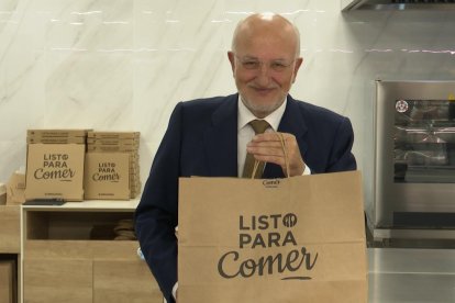 Juan Roig con su bolsa de 'listo para comer' de Mercadona