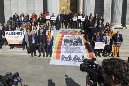 Alcaldes y diputados valencianos frente a la puerta del Congreso