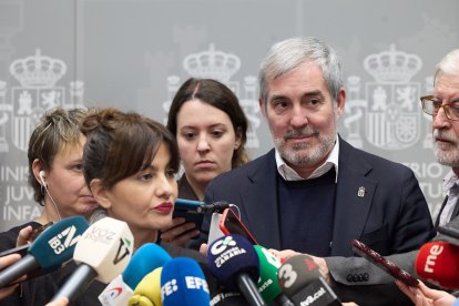 El presidente del Gobierno de Canarias, Fernando Clavijo, comparece antes los medios de comunicación, tras su reunión con la ministra de Juventud e Infancia, Sira Rego, en el Ministerio de Juventud e Infancia, a 6 de febrero de 2025, en Madrid (España).