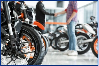 Archivo - Imagen de un concesionario de motos.