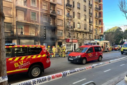 Bomberos en el bingo incendiado de Pintor Benedito