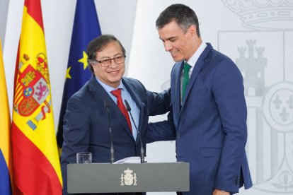 El presidente del Gobierno, Pedro Sánchez, y el presidente de Colombia, Gustavo Petro, durante una rueda de prensa en el Palacio de la Moncloa, a 4 de mayo de 2023, en Madrid (España). Sánchez ha mantenido un encuentro con Gustavo Petro y después, ha tenido lugar la firma de acuerdos entre los ministros de ambos países. Este acto se enmarca en la visita de Estado del presidente de Colombia a España durante tres días con la que los dos países aspiran a seguir profundizando en una ‘rica’ relación bilateral.

Eduardo Parra / Europa Press
04 MAYO 2023;MADRID;SANCHEZ;GUSTAVO PETRO
04/5/2023