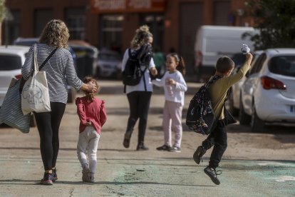 Varios niños salen del colegio CEIP Castellar Oliveral tras la reanudación de las clases, a 5 de noviembre de 2024