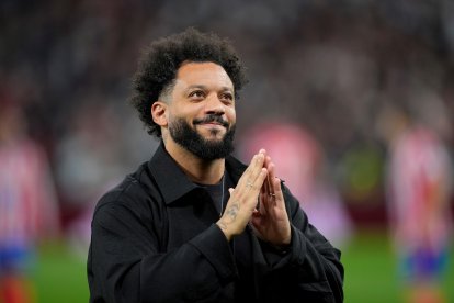 Marcelo Vieira recibe el aplauso del Santiago Bernabéu