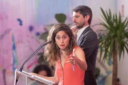 Archivo - El portavoz de Sumar, Ernest Urtasun y la secretaria de Organización del partido, Lara Hernández, durante una rueda de prensa, en el Espacio Rastro, a 17 de junio de 2024, en Madrid (España).