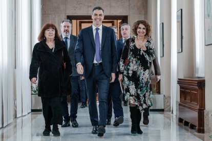 Pedro Sánchez y María Jesús Montero llegan a la reunión del Grupo Parlamentario Socialista