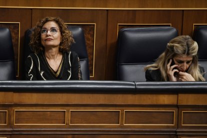 (Foto de ARCHIVO)
(I-D) La vicepresidenta primera y ministra de Hacienda, María Jesús Montero, y la vicepresidenta segunda y ministra de Trabajo y Economía Social, Yolanda Díaz, durante un pleno en el Congreso de los Diputados, a 19 de diciembre de 2024, en Madrid (España). El Pleno del Congreso da 'luz verde' definitiva al proyecto de ley por el que se crea un nuevo impuesto mínimo para las empresas multinacionales, una norma que incluye parte de la reforma fiscal que quería el Gobierno. La duda es si se incluirán las enmiendas de PP y Junts que se han introducido en el Senado y que pueden llegar al Boletín Oficial del Estado (BOE) en contra del criterio del Gobierno. Por otro lado, durante la sesión plenaria, también se vota el proyecto de ley orgánica de prevención de las pérdidas y el desperdicio alimentario.

Fernando Sánchez / Europa Press
19 DICIEMBRE 2024;BOE;JUNTS;PP;LUZ VERDE;MEDIDAS;CONGRESO
19/12/2024