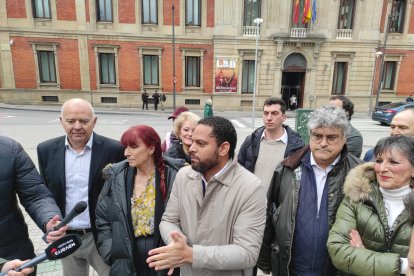 El secretario general de Vox, Ignacio Garriga, atiende a los medios de comunicación en Pamplona.