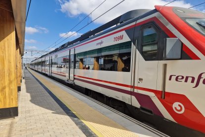 Tren de Renfe en la estación de Albal