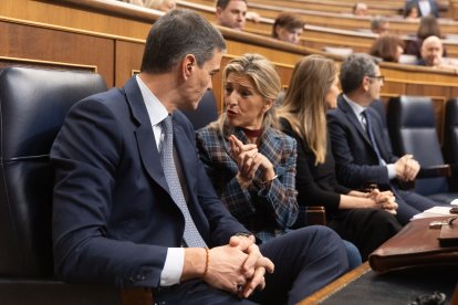 El presidente del Gobierno, Pedro Sánchez y la vicepresidenta segunda y ministra de Trabajo, Yolanda Díaz, durante una sesión de control, Congreso de los Diputados, sin la presencia de María Jesús Montero que hoy está enferma. 
Eduardo Parra / Europa Press
12 FEBRERO 2025;CONGRESO;SESIÓN DE CONTROL
12/2/2025