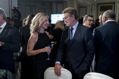 Yolanda Díaz y Alberto Núñez Feijóo conversan durante un acto.