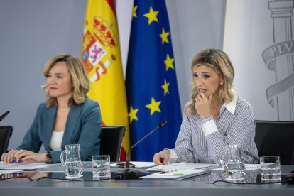 Pilar Alegría y Yolanda Díaz, en la rueda de prensa posterior al Consejo de Ministros.