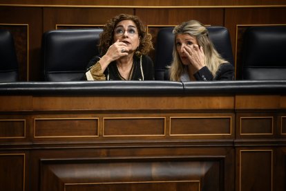 (Foto de ARCHIVO)
(I-D) La vicepresidenta primera y ministra de Hacienda, María Jesús Montero, y la vicepresidenta segunda y ministra de Trabajo y Economía Social, Yolanda Díaz, durante un pleno en el Congreso de los Diputados, a 19 de diciembre de 2024, en Madrid (España). El Pleno del Congreso da 'luz verde' definitiva al proyecto de ley por el que se crea un nuevo impuesto mínimo para las empresas multinacionales, una norma que incluye parte de la reforma fiscal que quería el Gobierno. La duda es si se incluirán las enmiendas de PP y Junts que se han introducido en el Senado y que pueden llegar al Boletín Oficial del Estado (BOE) en contra del criterio del Gobierno. Por otro lado, durante la sesión plenaria, también se vota el proyecto de ley orgánica de prevención de las pérdidas y el desperdicio alimentario.

Fernando Sánchez / Europa Press
19 DICIEMBRE 2024;BOE;JUNTS;PP;LUZ VERDE;MEDIDAS;CONGRESO
19/12/2024