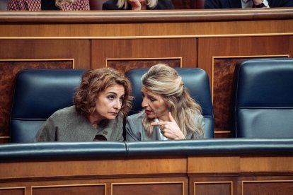 La vicepresidenta primera y ministra de Hacienda, María Jesús Montero y  la vicepresidenta segunda y ministra de Trabajo, Yolanda Díaz.