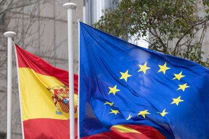 La bandera de España y de la Unión Europea ondean en la Sede de la SEPI